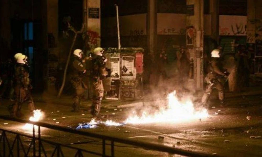 Επεισόδια σε Νέο Ηράκλειο και Εξάρχεια: Oδοφράγματα, μολότοφ και χημικά